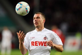 米兰体育官网-F1史上首次！争冠三人最终积分或打平，维斯塔潘需包揽剩余冠军！